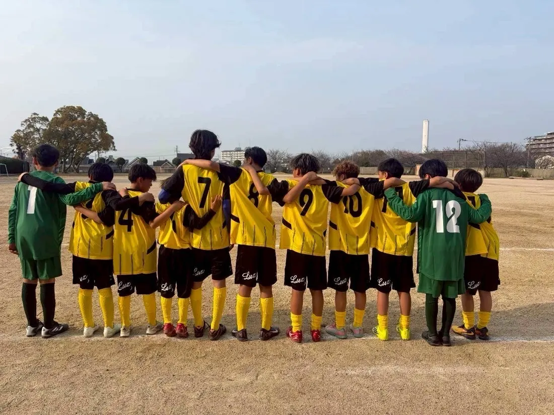 キックオフ前に肩を組む選手たち