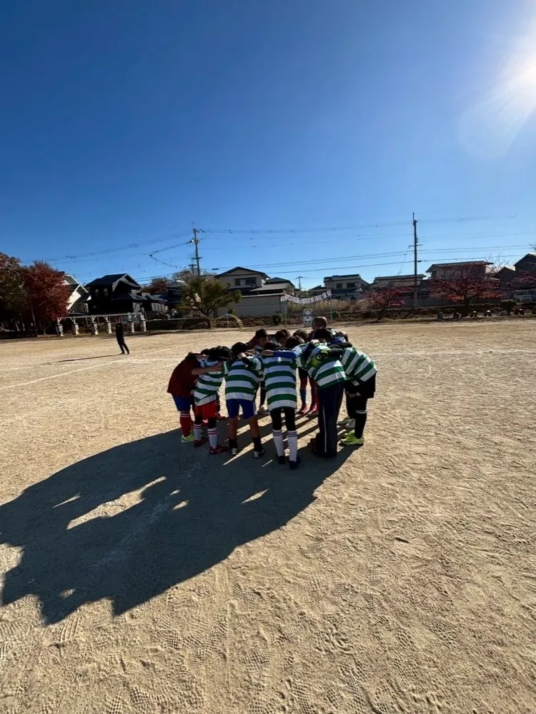 試合前に円陣を組む子どもたち